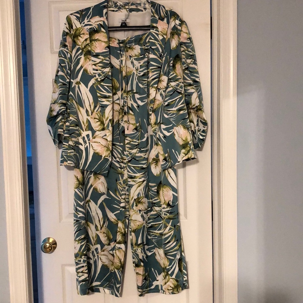 Women’s Bar III palm print suit as seen on Not Dead Yet TV show. Size XL new